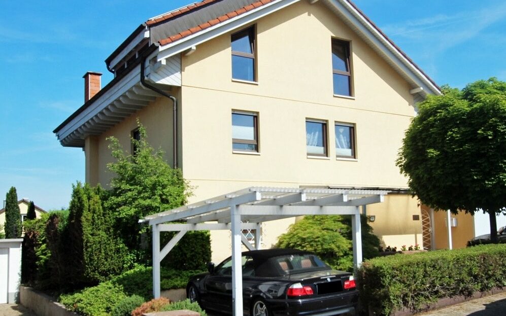 Ansicht mit Carport