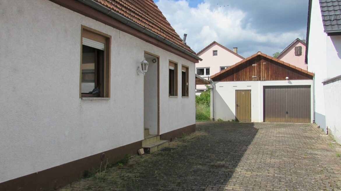 Hof mit Garage