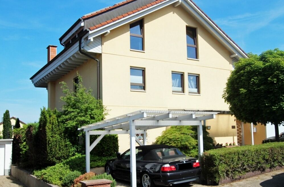 Ansicht mit Carport
