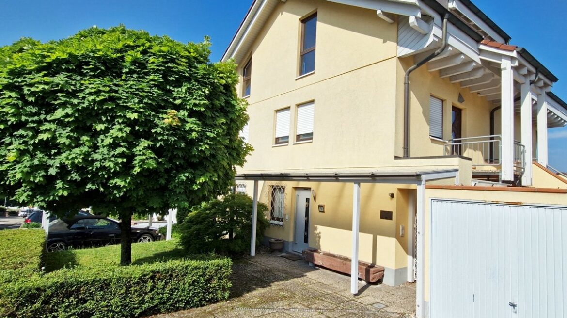 Ansicht mit Garage +Stellplatz