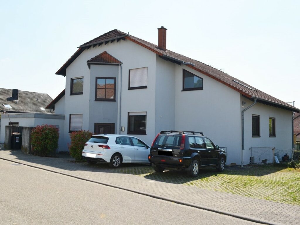 Straßenansicht mit Stellplätz
