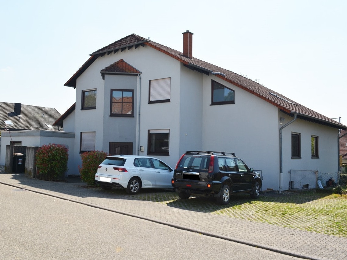 Straßenansicht mit Stellplätz
