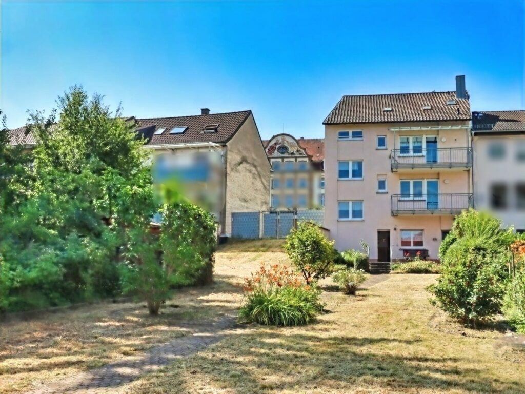 Blick vom Garten auf das Haus