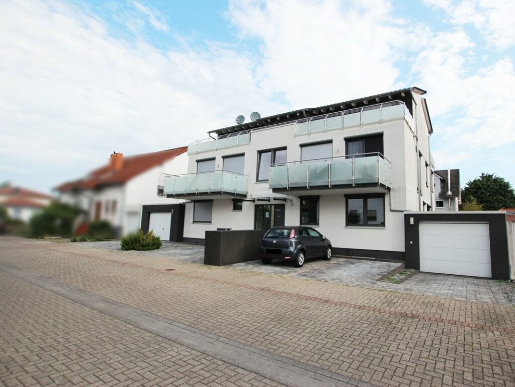 Straßenansicht von rechts
