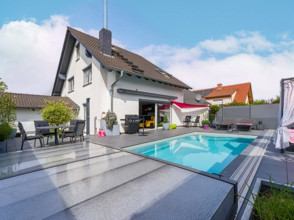 Rückansicht mit Pool