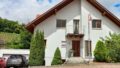 Ansicht mit Garage