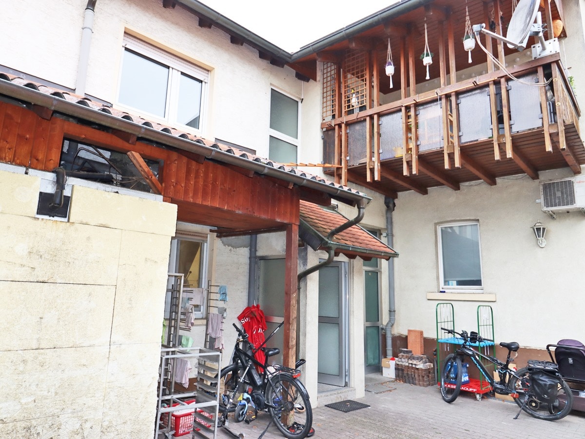 Hof mit Zugang zu den Gebäuden