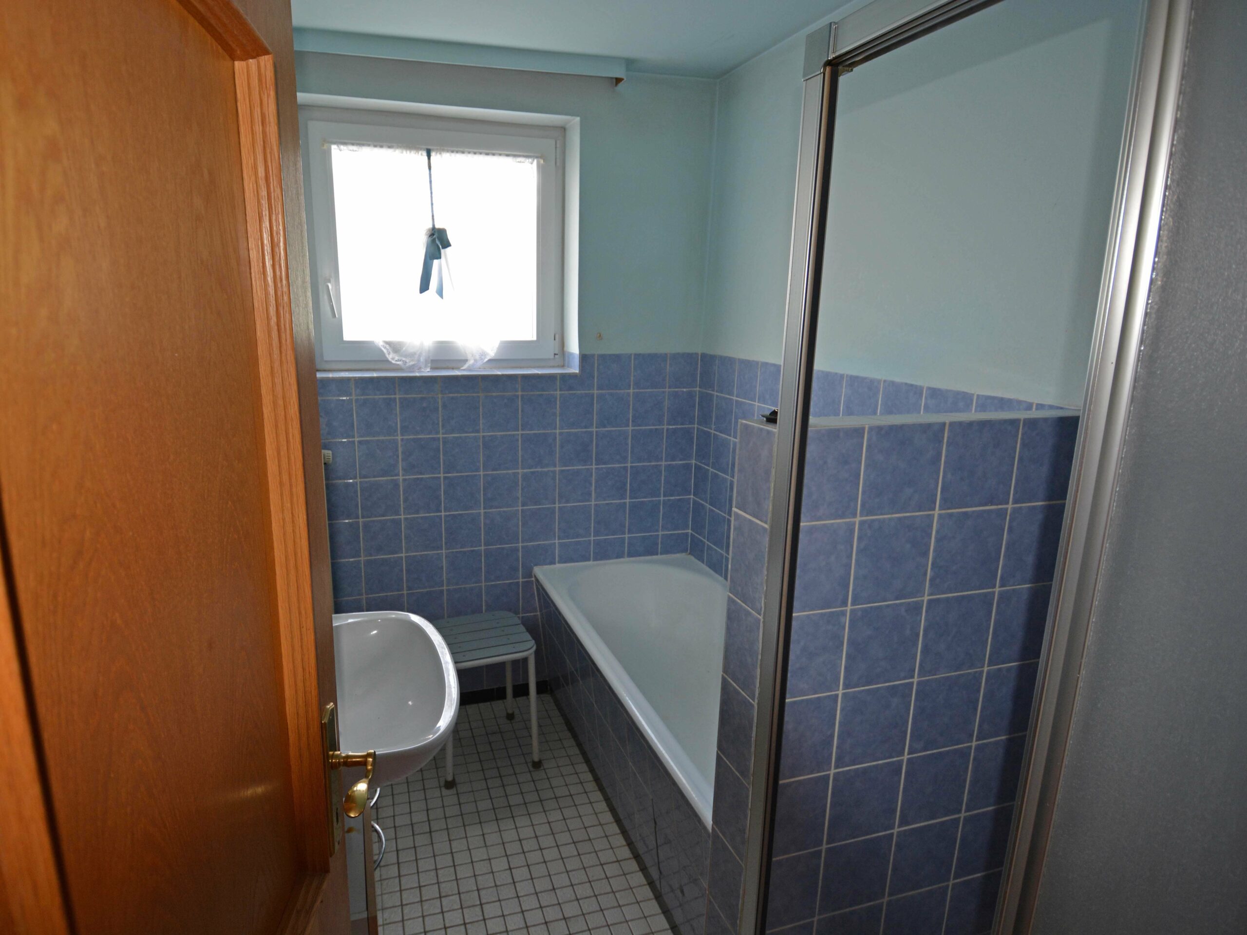 Badezimmer mit Wanne und Dusche