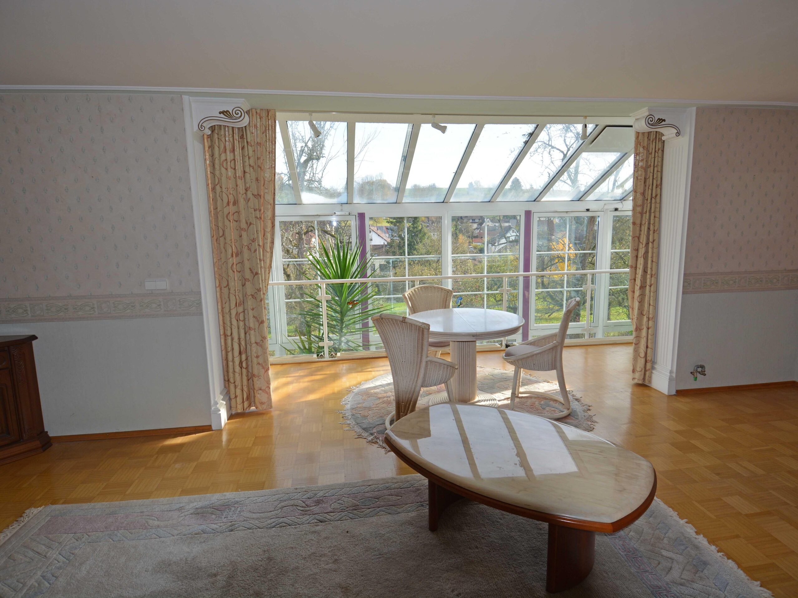 Wohnzimmer mit Blick in Wintergarten