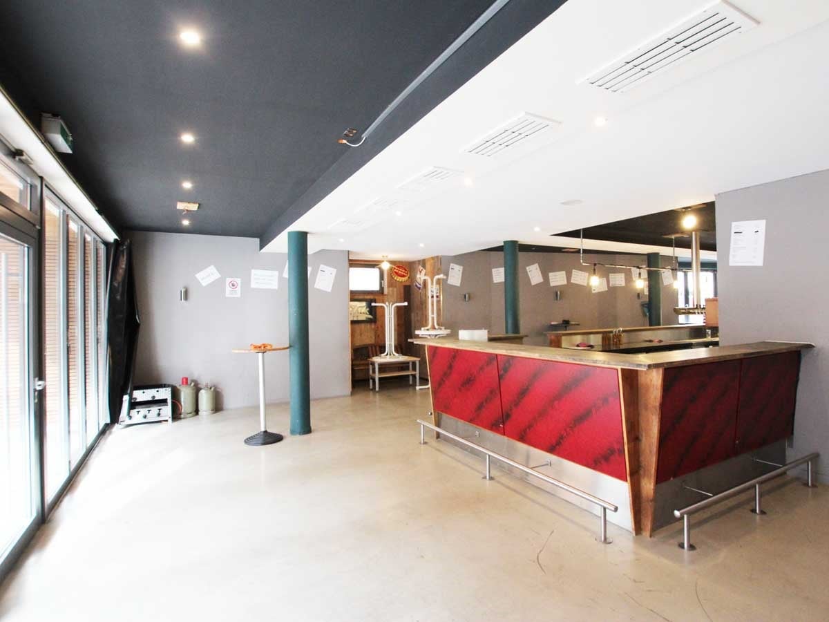 Bistro / Blick zur Theke