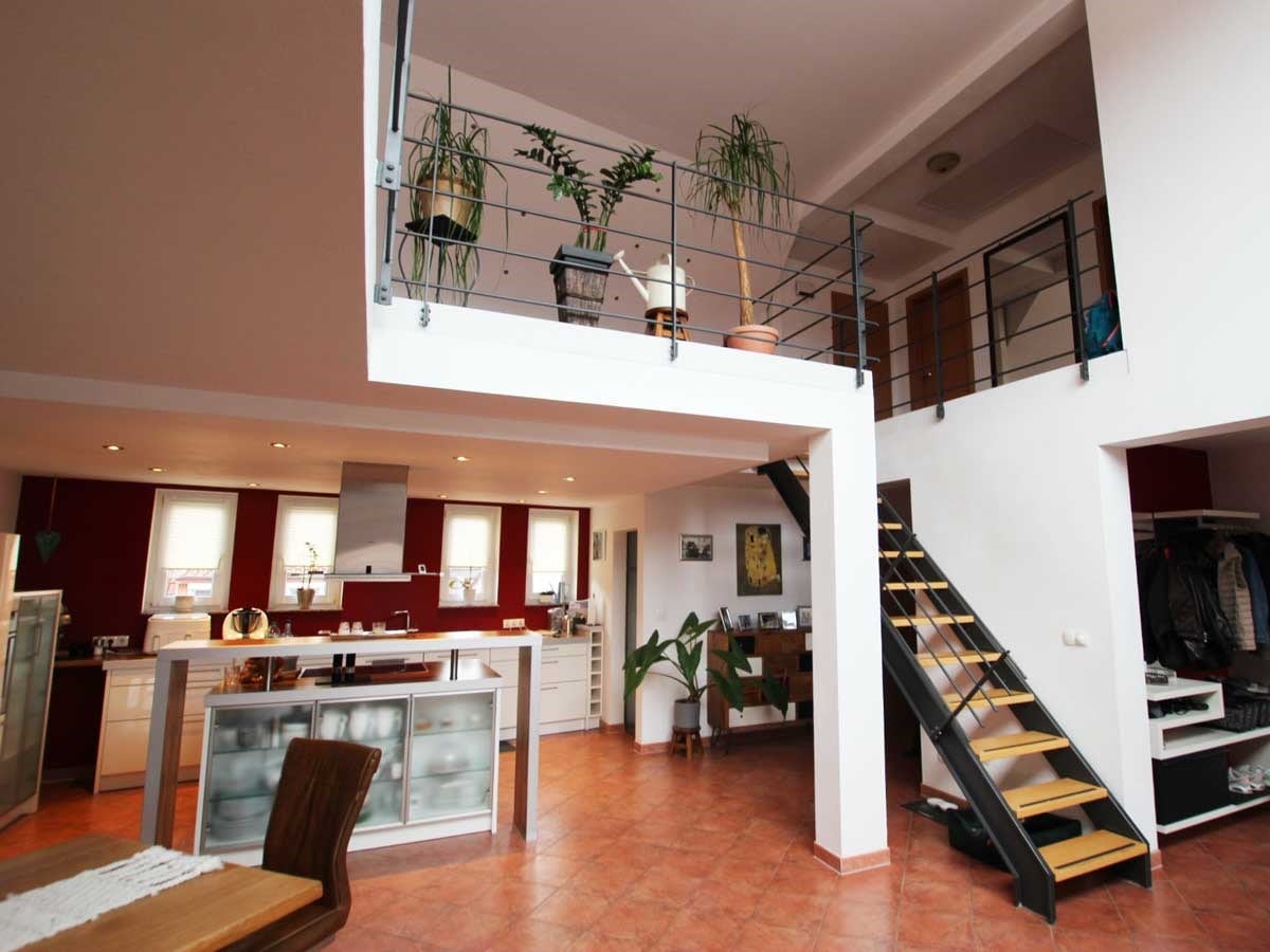 Blick zur Küche und zur Galerie