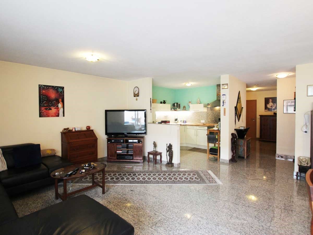 Wohnbereich mit Blick zur Küche 1. OG