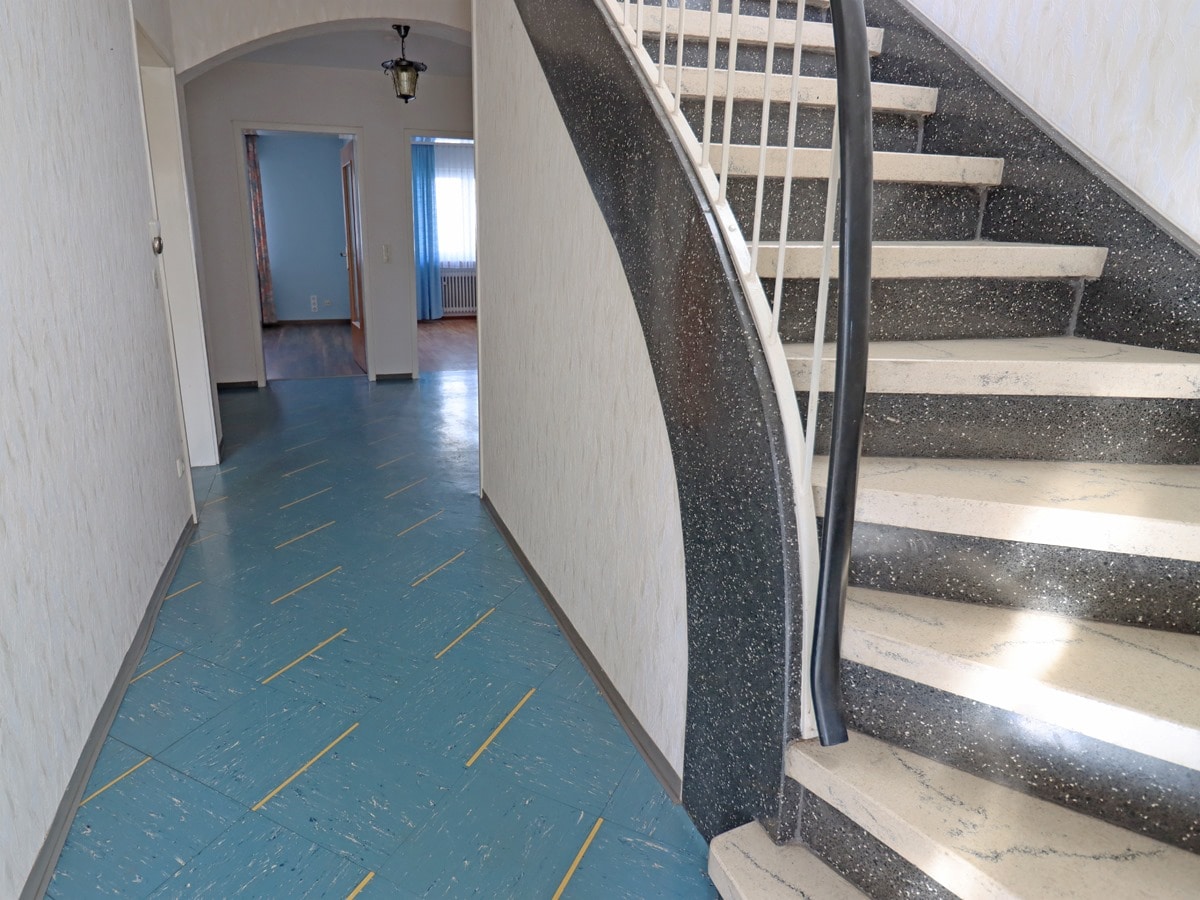 Flur mit Treppenaufgang