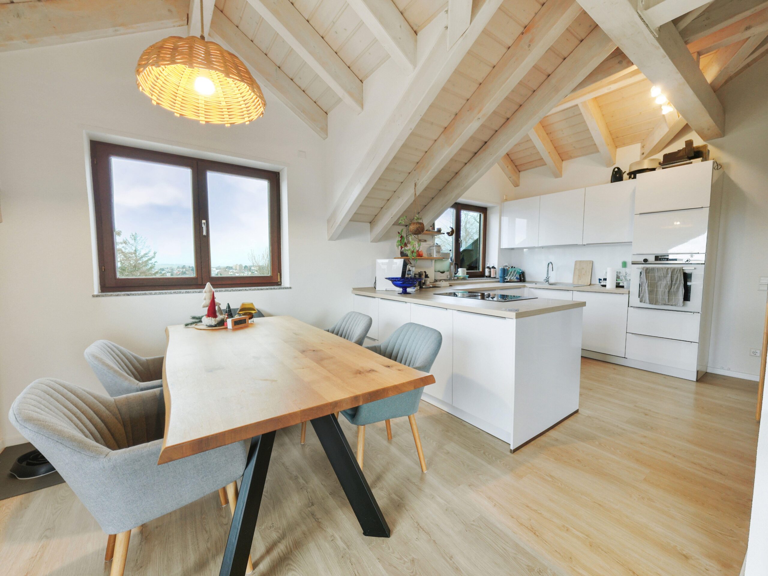 Essbereich mit Blick zur Küche OG