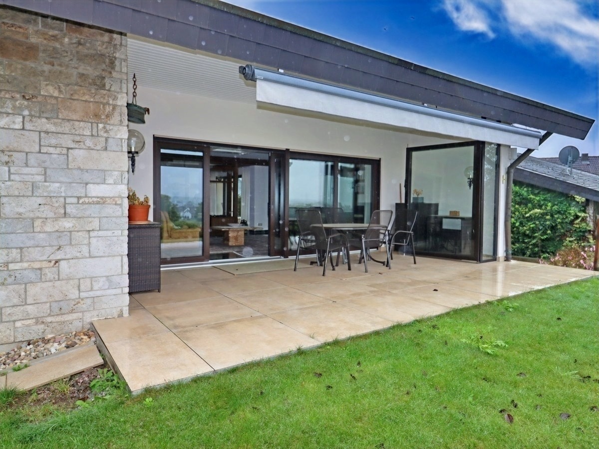 Blick auf die Terrasse zum Garten