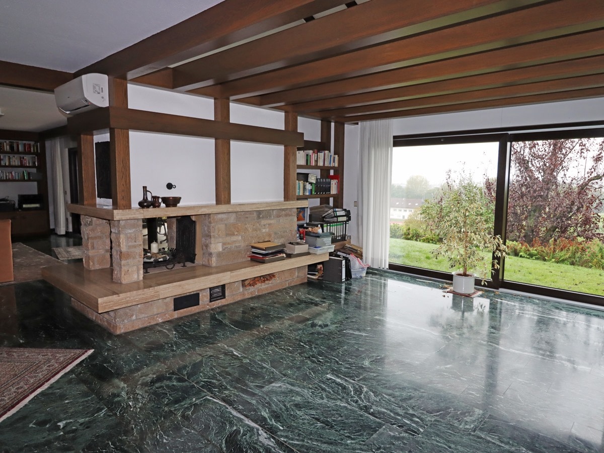 Blick auf den Kaminofen im Wohnbereich