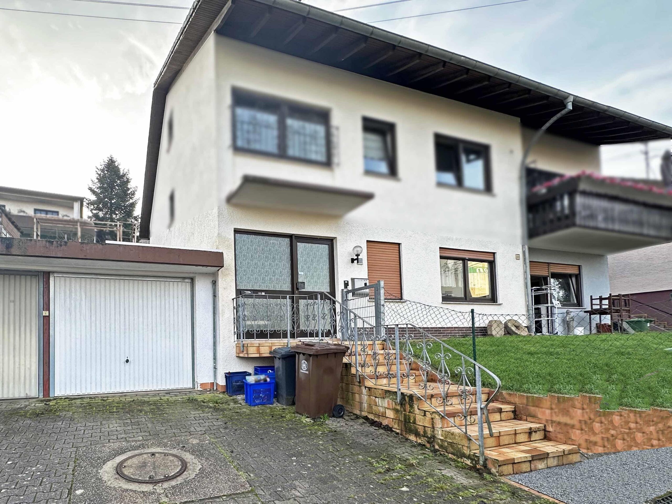 Außenansicht mit Garage