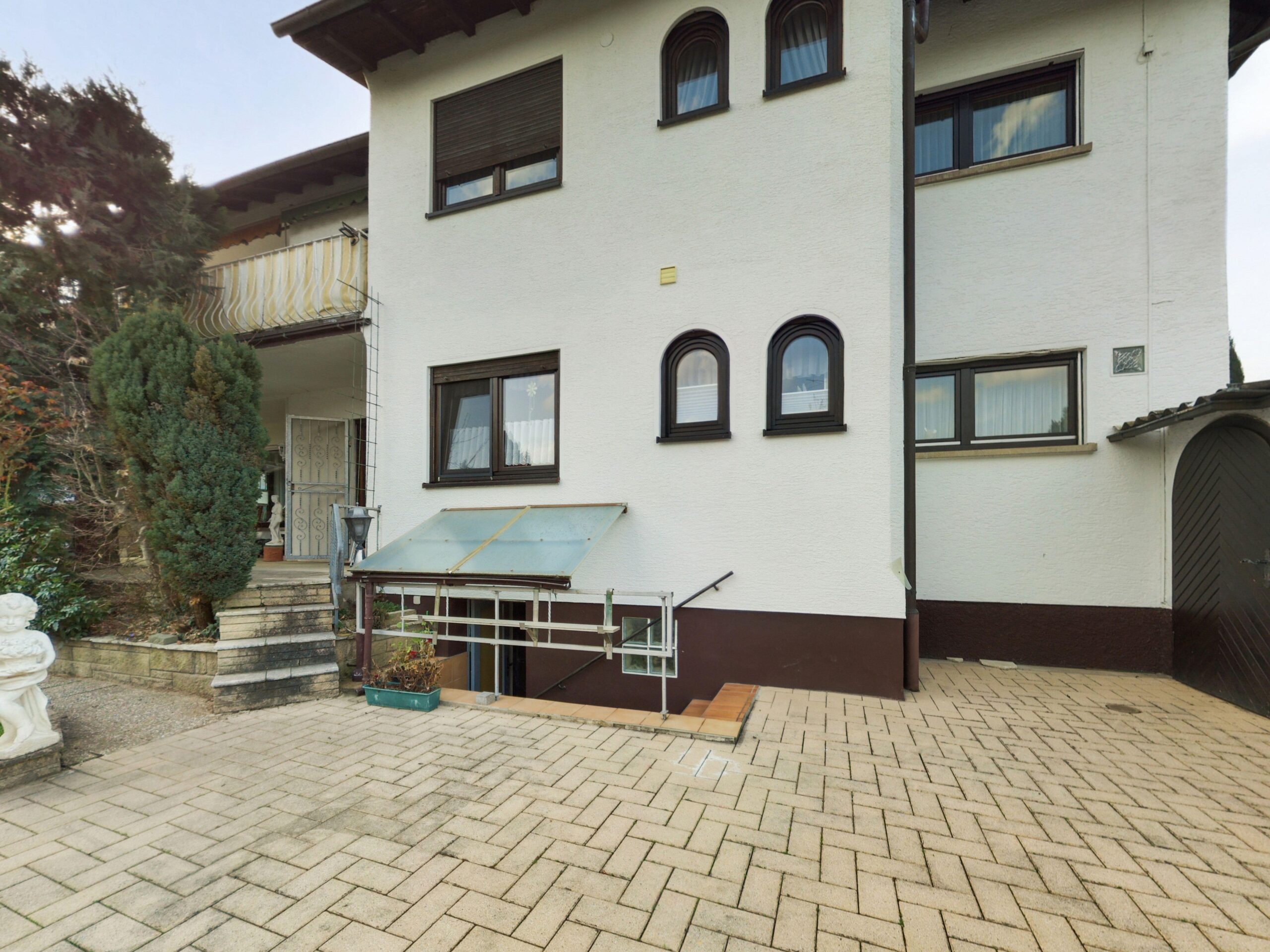 Rückseite des Hauses mit Innenhof