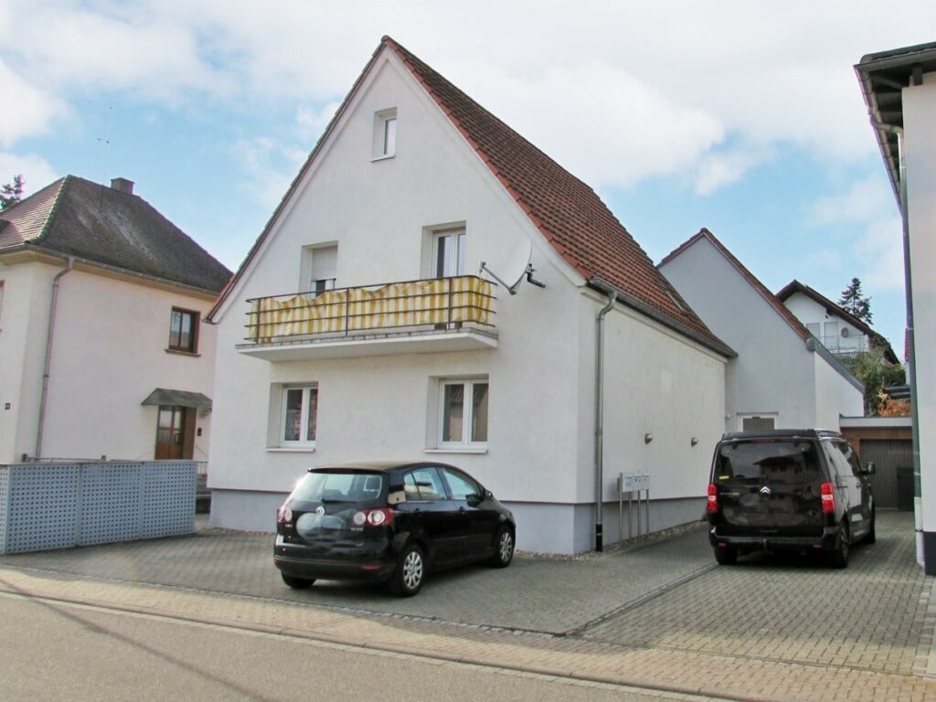 Blick auf das Mehrfamilienhaus