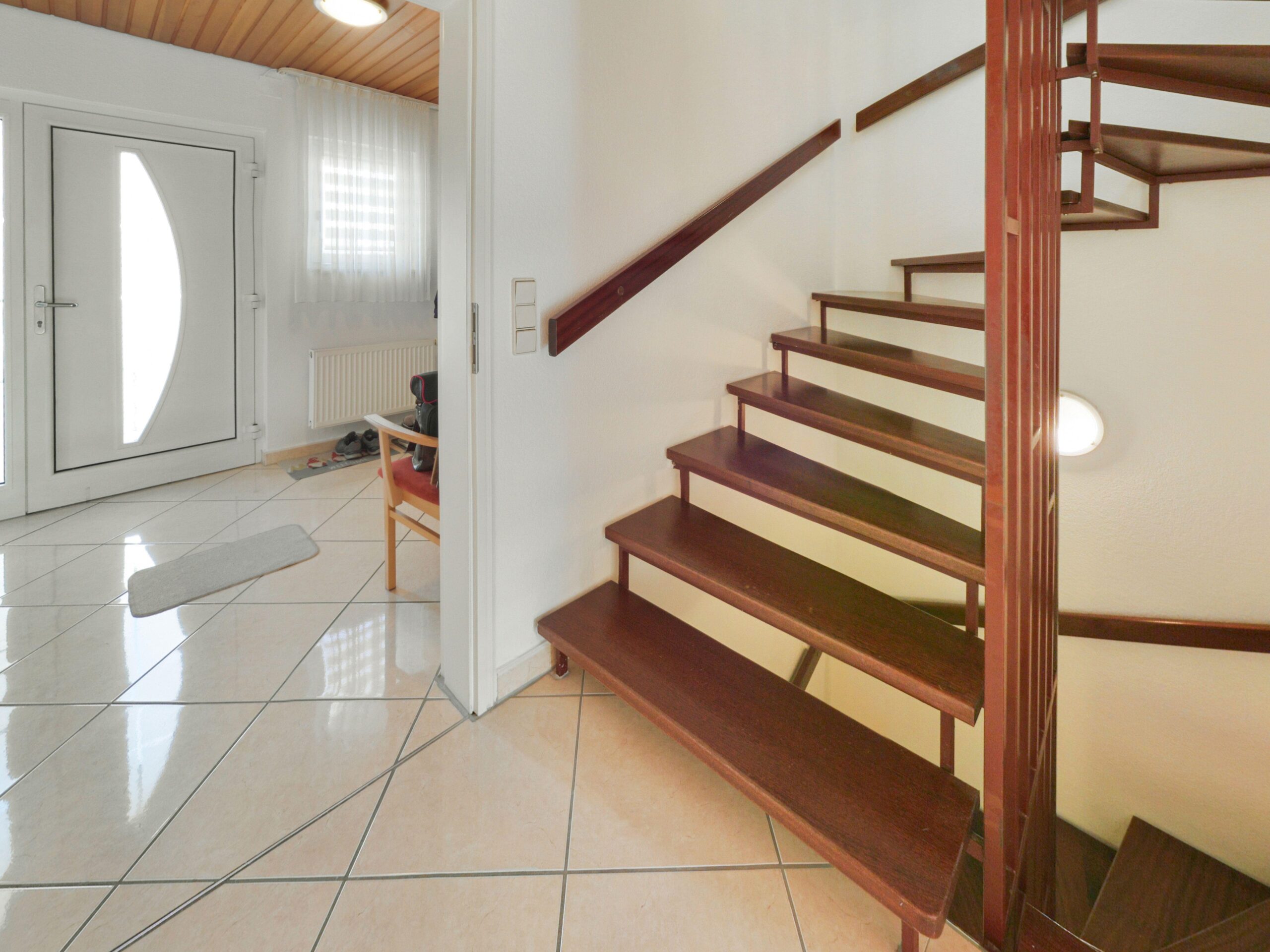 Flur mit Treppe ins OG und UG