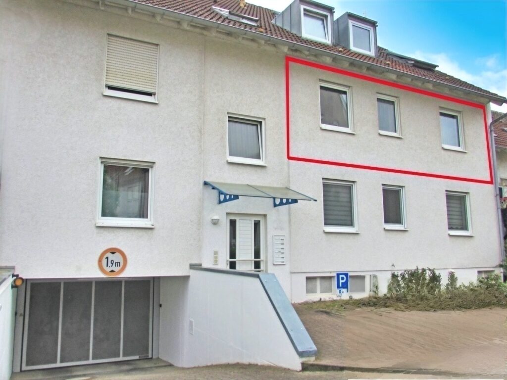 Vorderansicht mit Tiefgarageneinfahrt