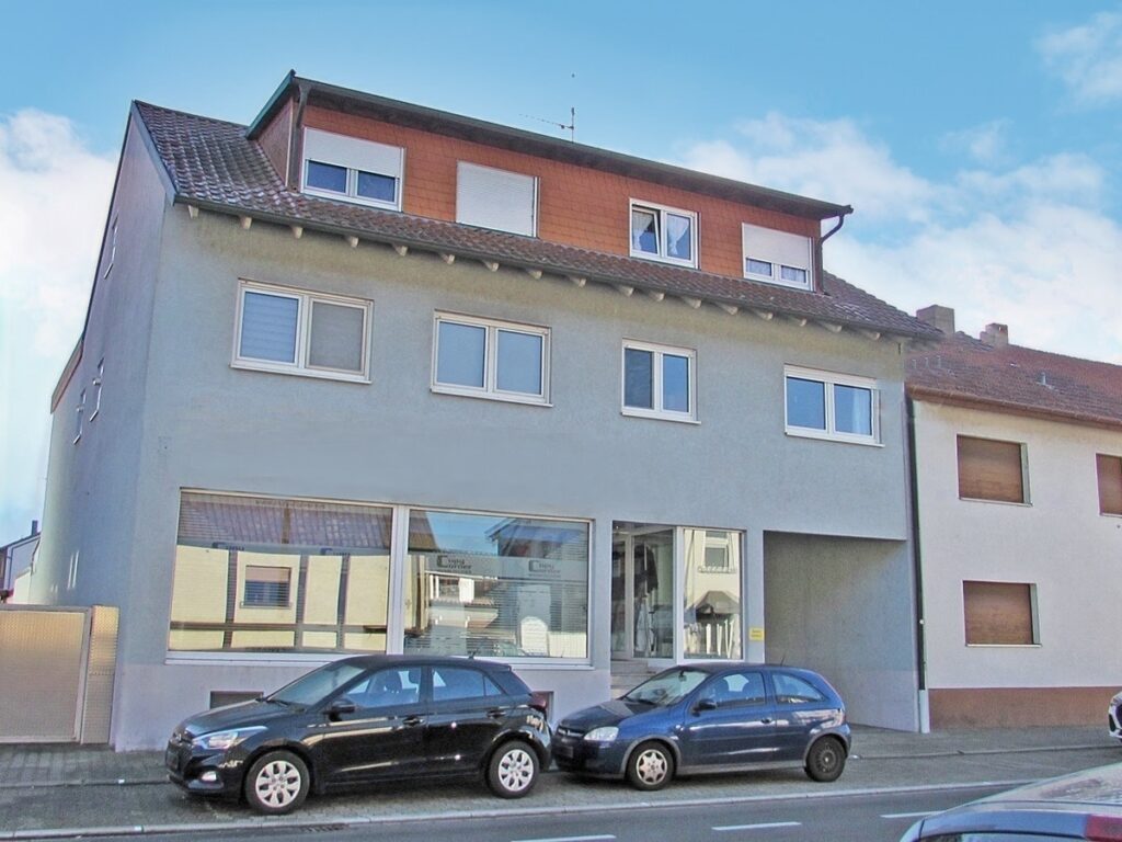 Blick auf das Wohn- und Geschäftshaus