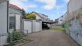 Hof mit Garagen