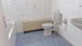 geräumiges Tageslichtbad Souterrainwohnung