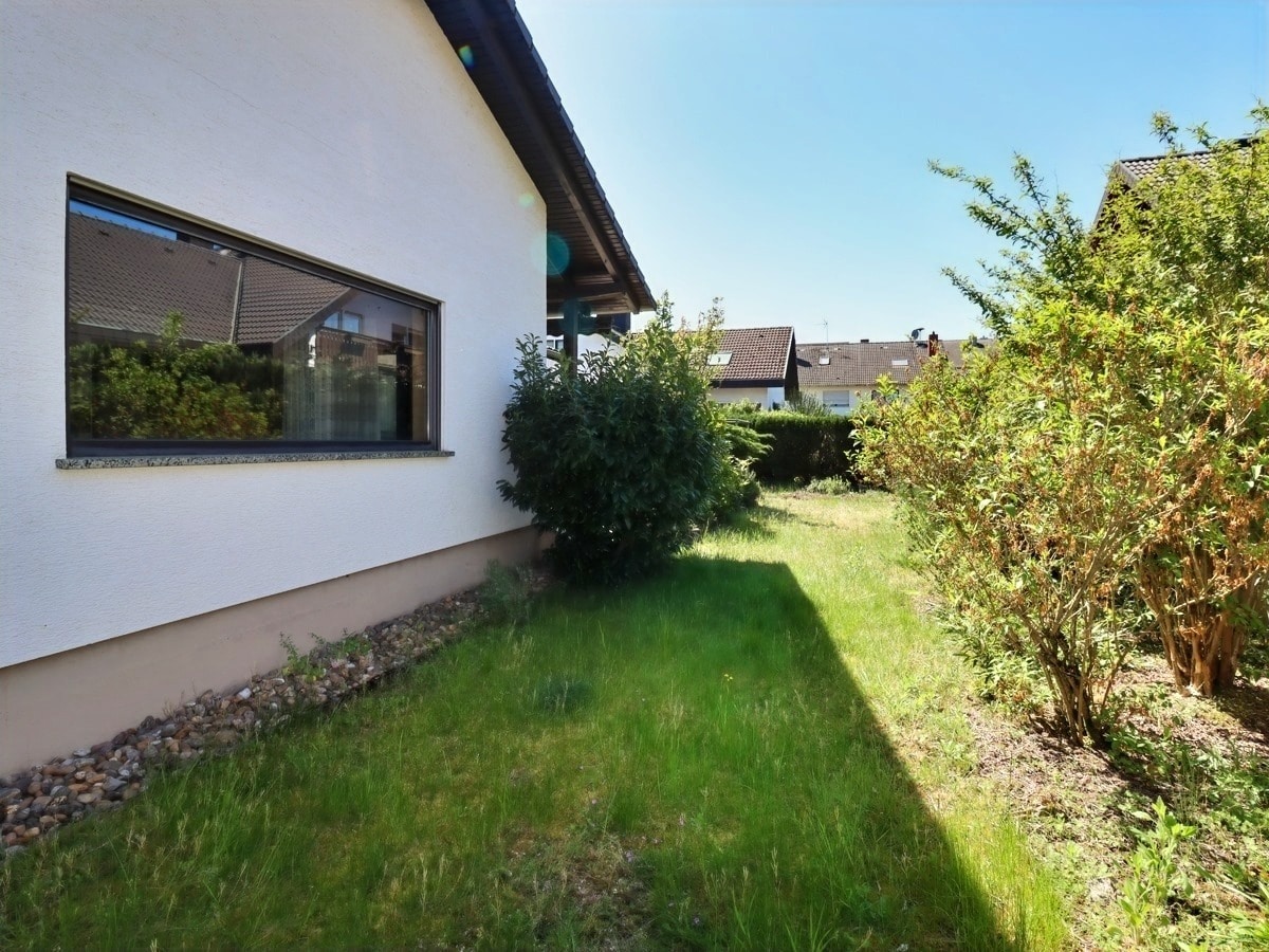 seitliche Gartenansicht