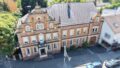 Blick auf das Wohn- und Geschäftshaus