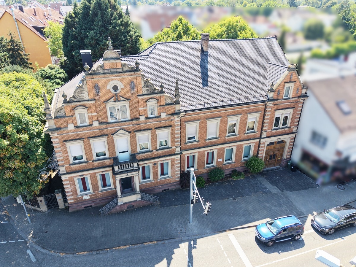 Blick auf das Wohn- und Geschäftshaus