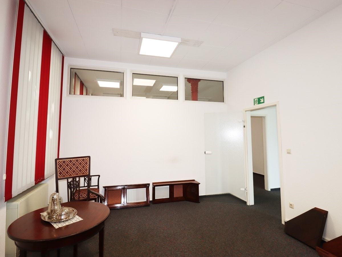 Büro im EG (rechts )
