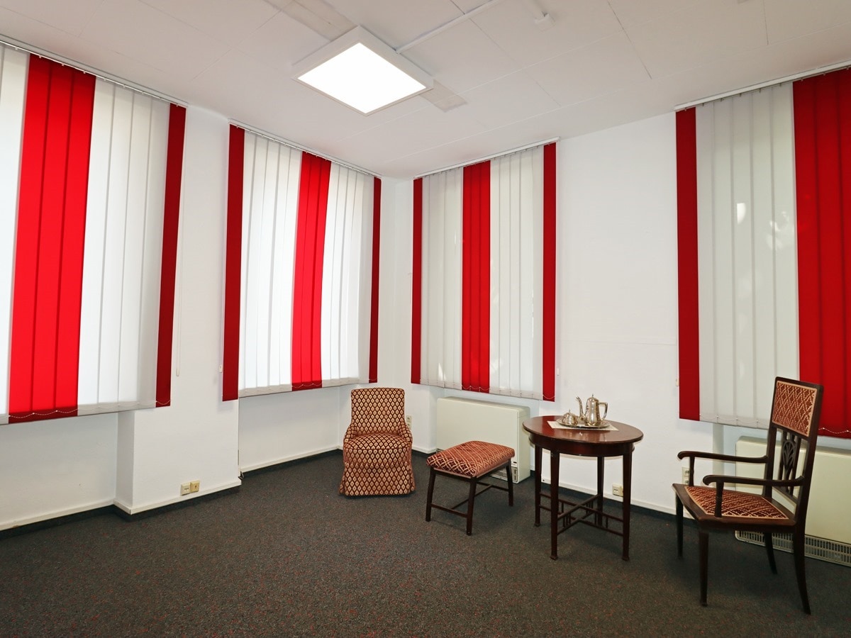 Büro im EG ( rechts)