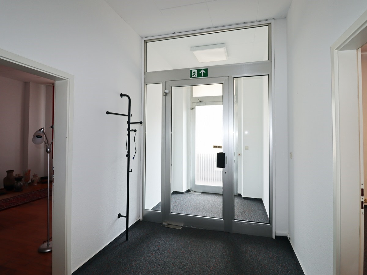 Eingang zum Büro im EG