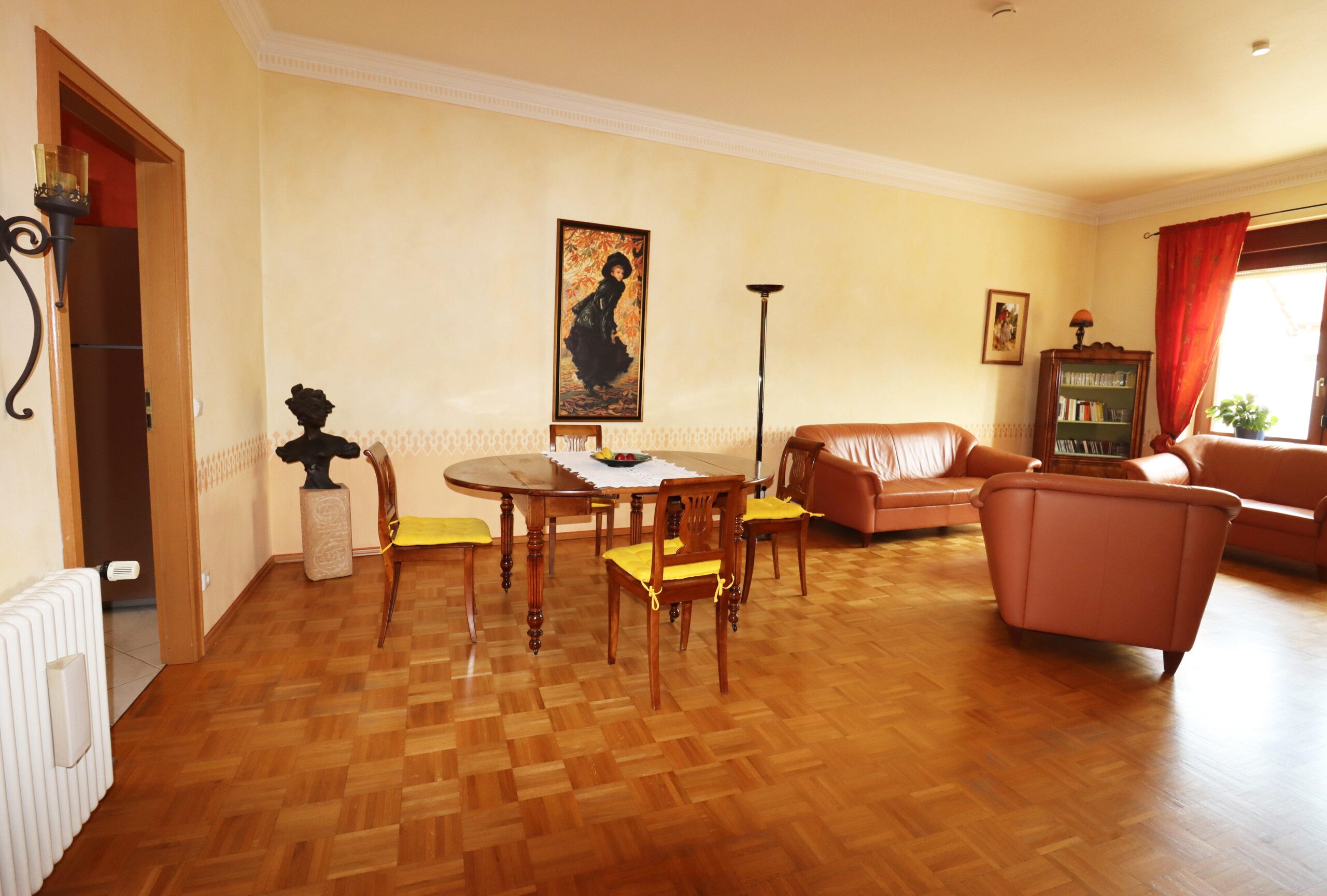 Wohn- und Esszimmer der Wohnung im OG links