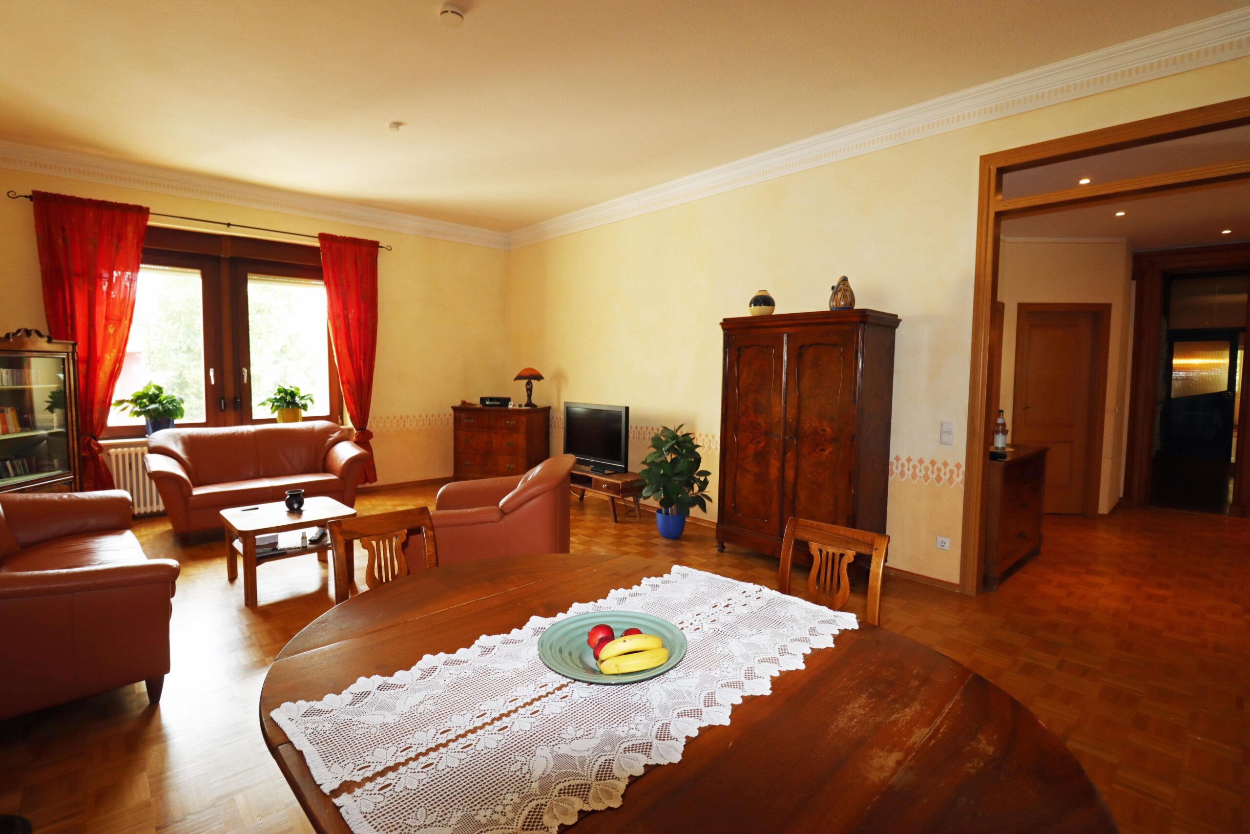 Wohn- und Eßbereich der Wohnung im OG links