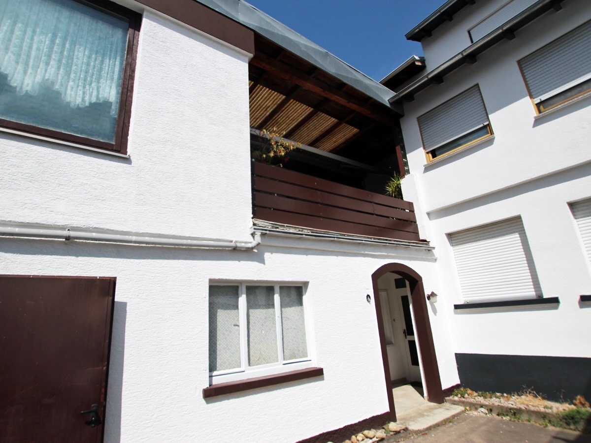 Eingang zu Haus und Gewerbeeinheit
