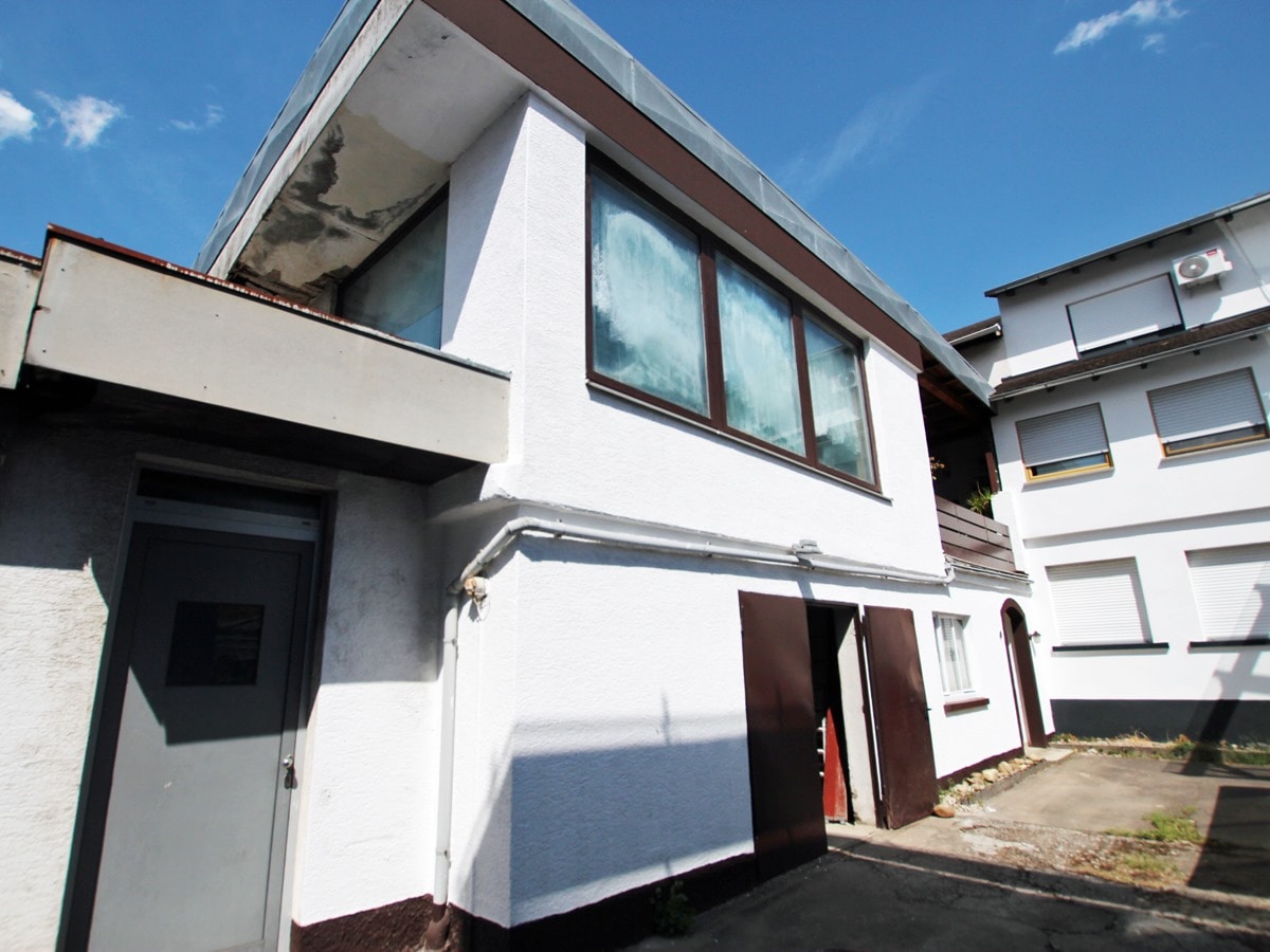 Eingang zu Haus und Gewerbeeinheit