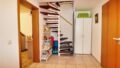 Flur im UG mit Treppe ins EG