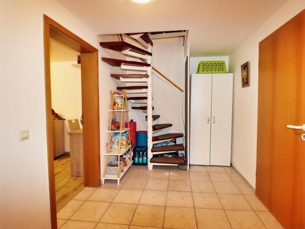 Flur im UG mit Treppe ins EG