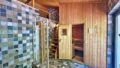 Sauna mit begehbarer Dusche