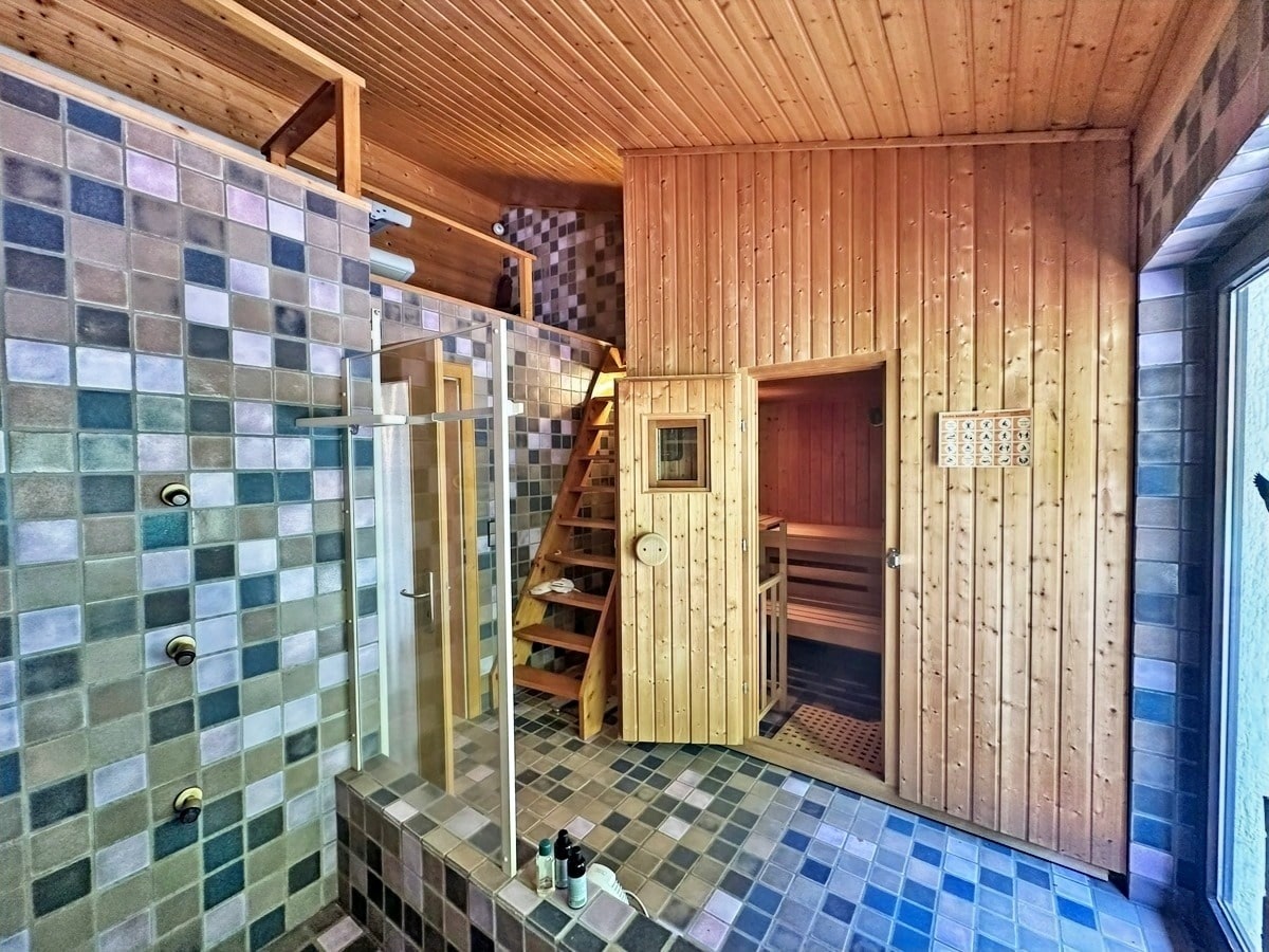 Sauna mit begehbarer Dusche