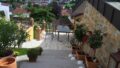 Terrasse mit Blick auf den Ort