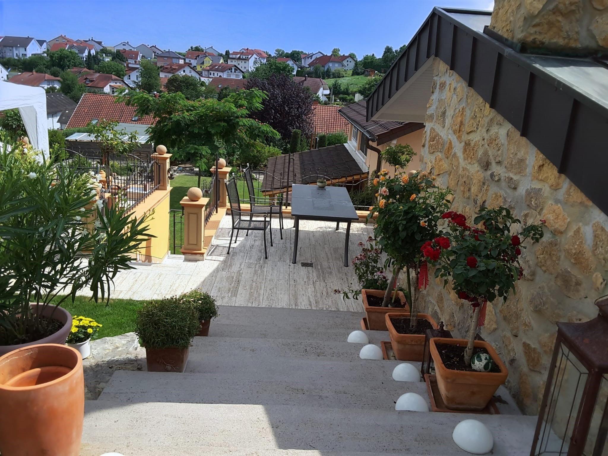 Terrasse mit Blick auf den Ort