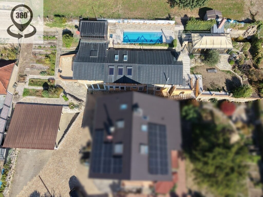 Drohnenansicht - Grundstück mit Nebengebäude